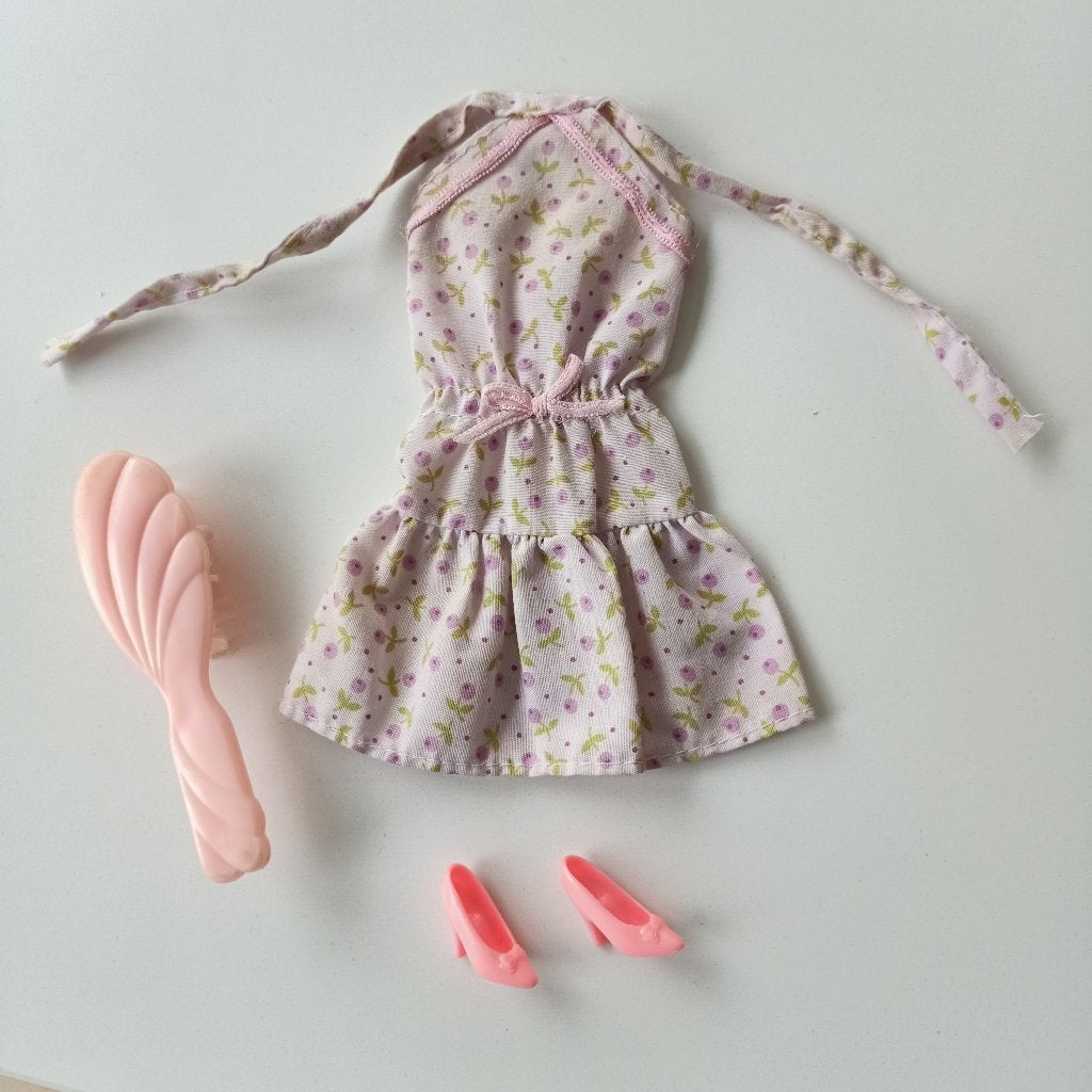 mode vintage Barbie robe fleurie, des chaussures et peigne, Collections, Enlèvement ou Envoi, Utilisé, Vêtements