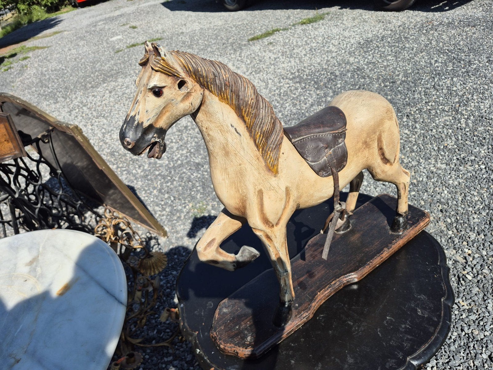 Cheval bois sur support, Enlèvement, Cheval