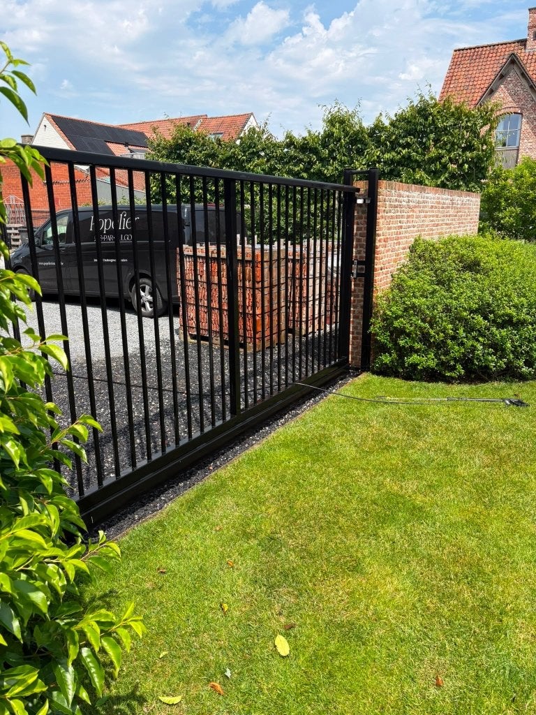 Vrijdragende metalen schuifpoort zwart . Betafence, Tuin en Terras, Ophalen, Gebruikt, 200 cm of meer, Schuifpoort
