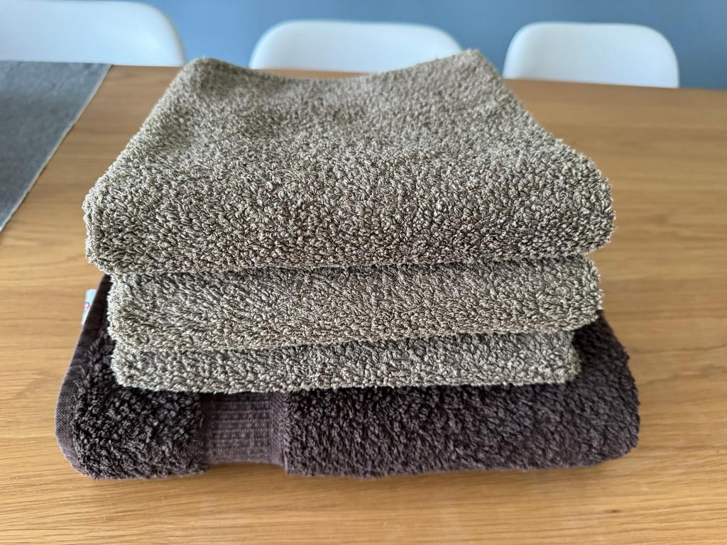 1 Badhanddoek Santens en 3 handdoeken Hema  - bruin, Ophalen of Verzenden, Gebruikt, Bruin, Handdoek