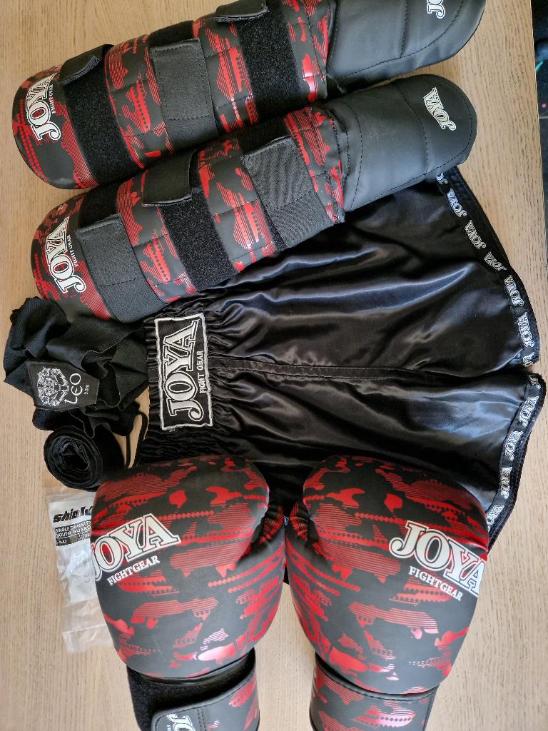 Kickboks set, Ophalen, Zo goed als nieuw, Bokshandschoenen