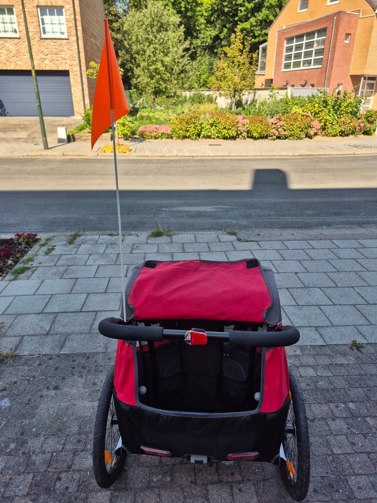 Hamax remorque vélo rouge, Vélos & Vélomoteurs, Accessoires vélo | Remorques, 40 à 60 kg, Enlèvement, Utilisé, Remorque pour enfant
