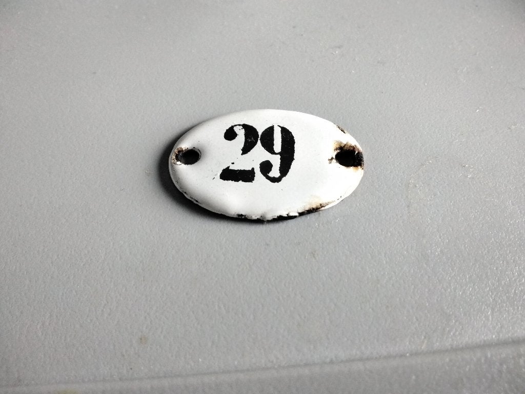 Ancienne petite plaque en acier émaillé ovale - Nr 29, Antiquités & Art, Enlèvement ou Envoi