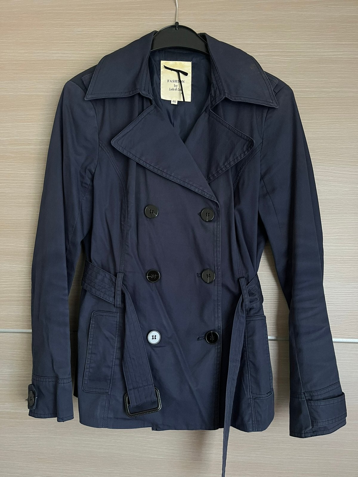 Blauwe trenchcoat Lola & Liza - maat 40, Ophalen of Verzenden, Maat 38/40 (M), Blauw