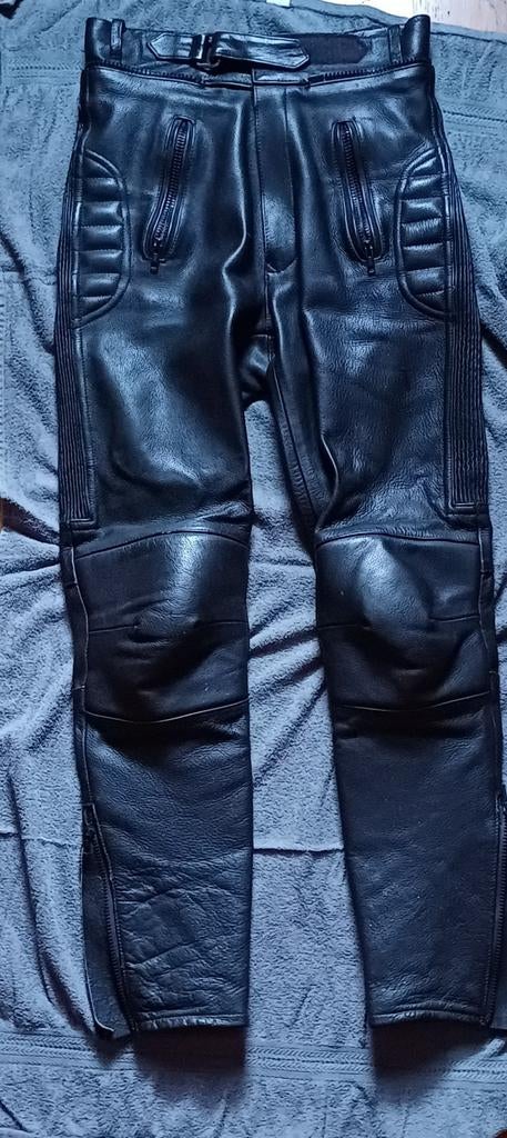 Leren motorbroek, Ophalen