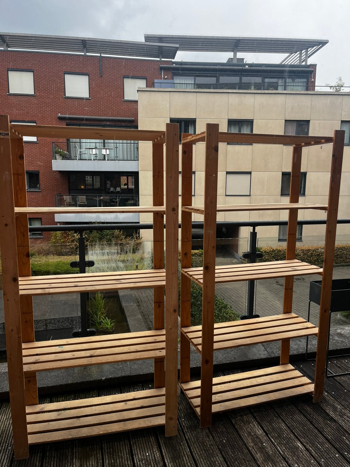 2 houten rekjes met telkens 5 leggers, Ophalen, Gebruikt