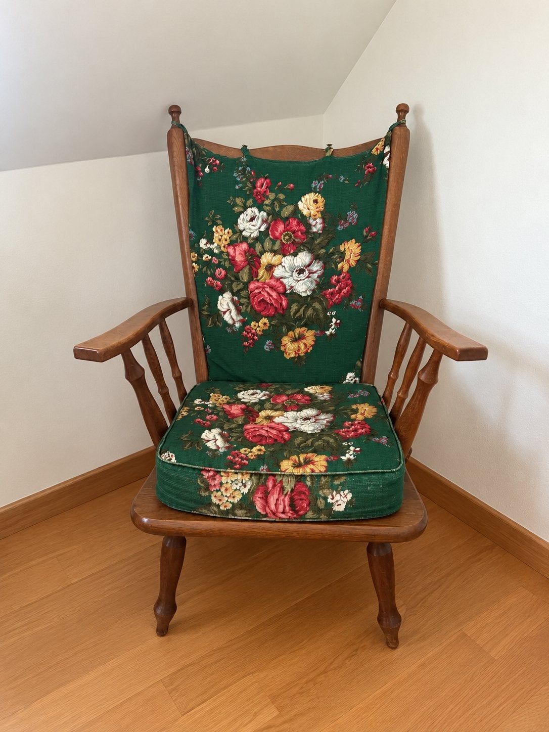 Fauteuil vintage en bois avec tissu floral, Antiquités & Art, Enlèvement