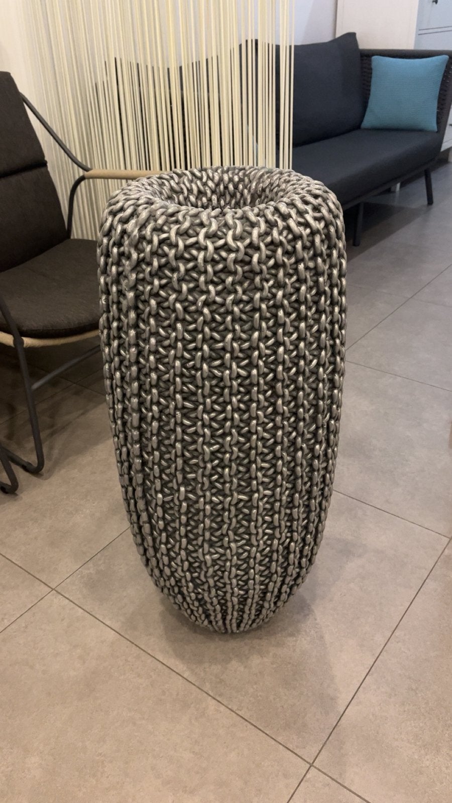 Grand vase, Enlèvement