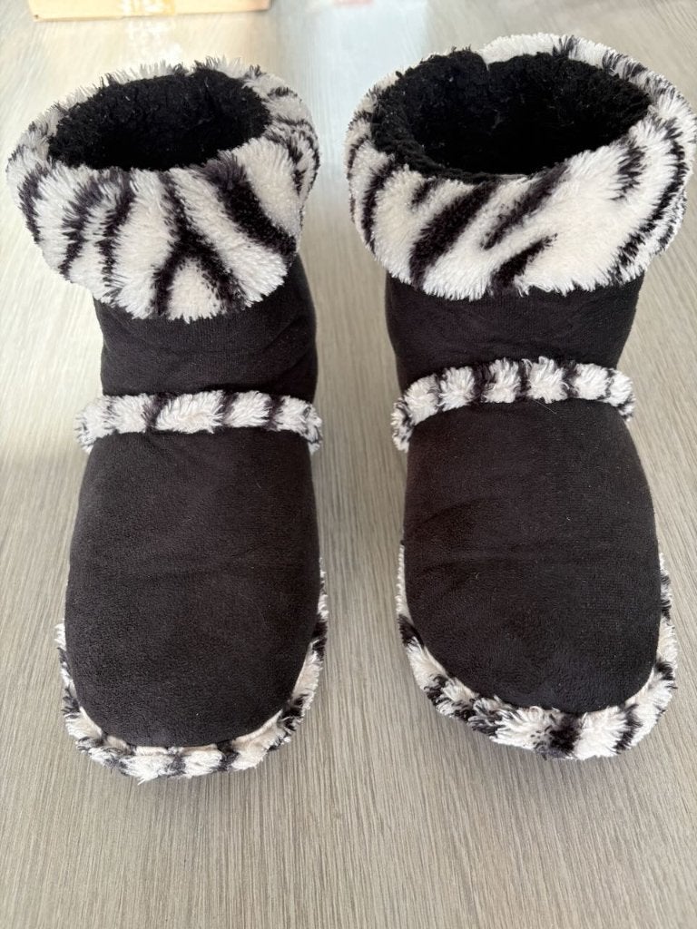 Winterpantoffels zwart/wit, maat 40. Zeer goede staat, Zwart, Ophalen of Verzenden, Pantoffels of Sloffen, Gedragen