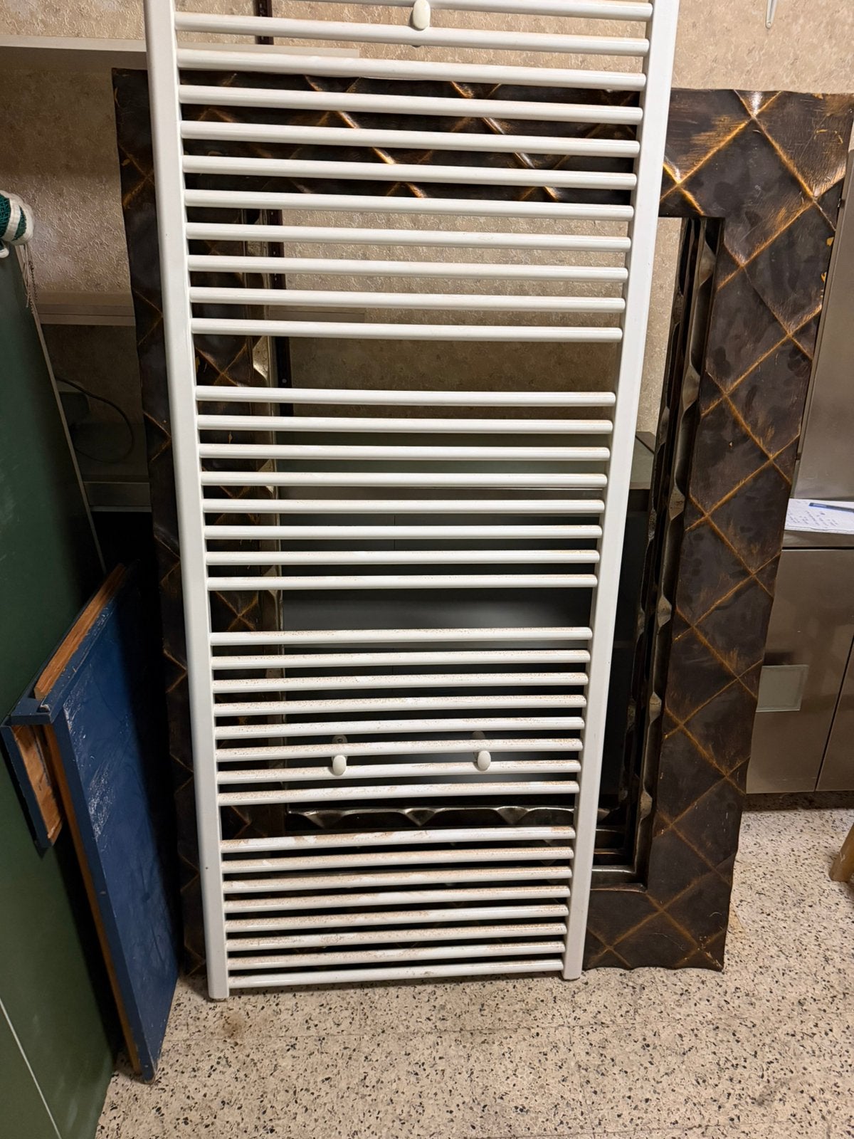 Nieuwe Radiator 180x74 met thermostatische kraan op, Doe-het-zelf en Bouw, Verwarming en Radiatoren, Ophalen, Zo goed als nieuw