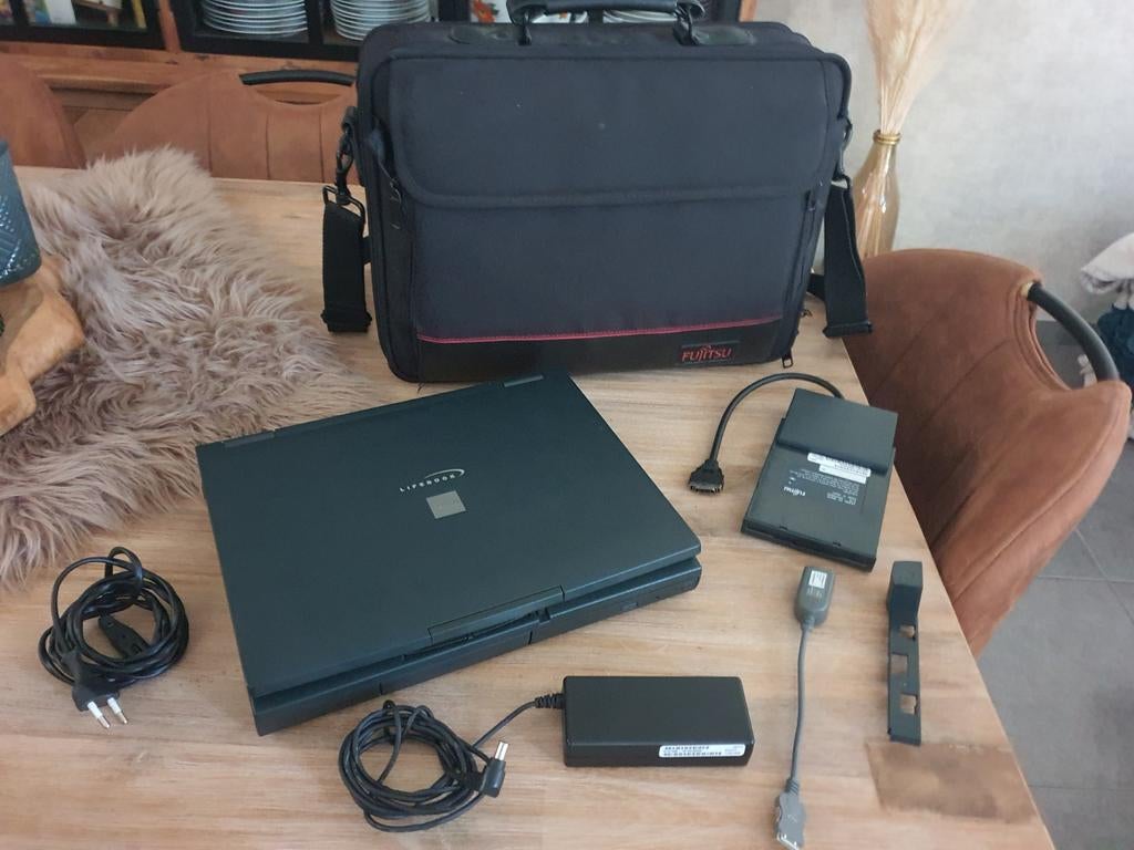 Retro laptop fujitsu 300mhz win98, Computers en Software, Ophalen