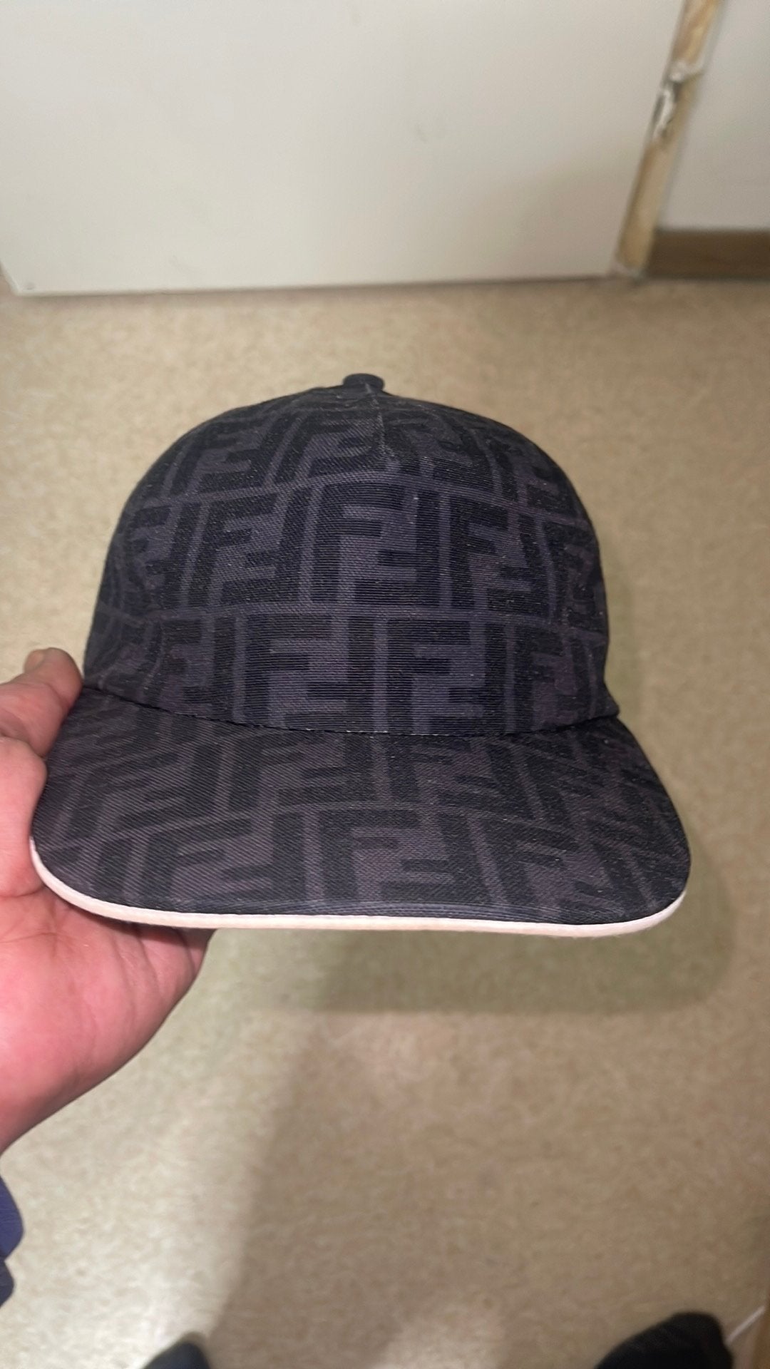 Casquette FENDI noir blanc, Vêtements | Hommes, Enlèvement, Comme neuf, Casquette