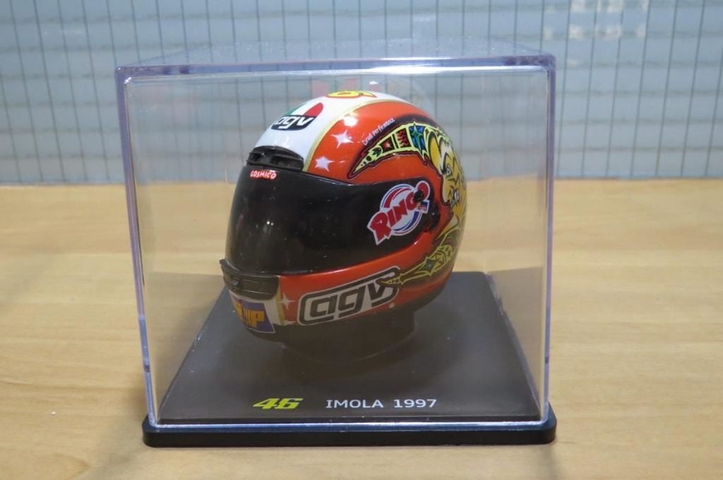 Valentino Rossi AGV helmet 1997 Imola 1:5, Enlèvement ou Envoi, Neuf, 1:5 à 1:8, Moteur