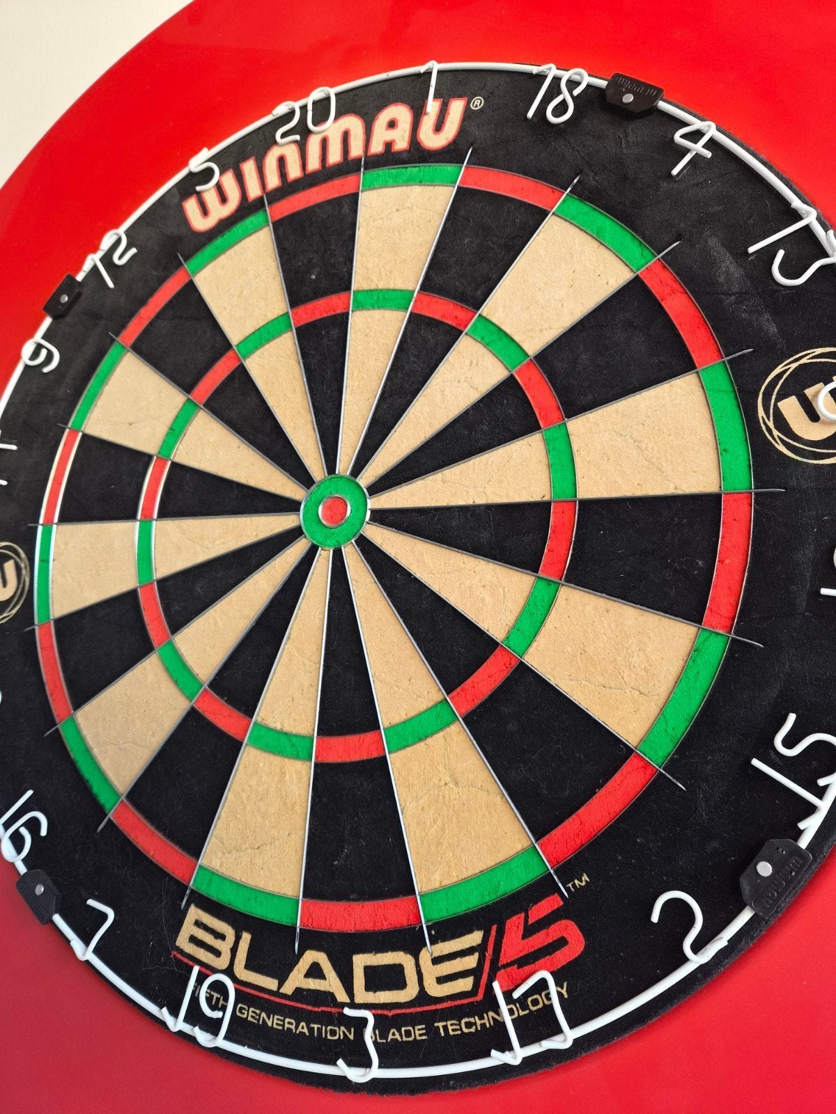winmau blade 5 + surround 
Zo goed als nieuw 

winmau blade, Sport en Fitness, Darts, Ophalen, Zo goed als nieuw, Dartbord