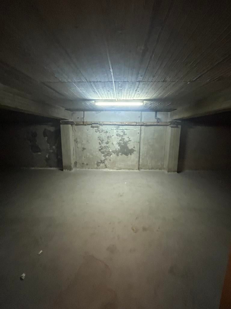 Grote ruimte Antwerpen centrum 15 auto plaatsen te huur
