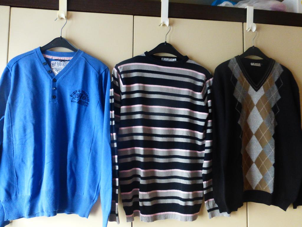 Pulls 2 T:M + 2 T:S = 8€ pour les 4 !!, Enlèvement ou Envoi, Autres couleurs