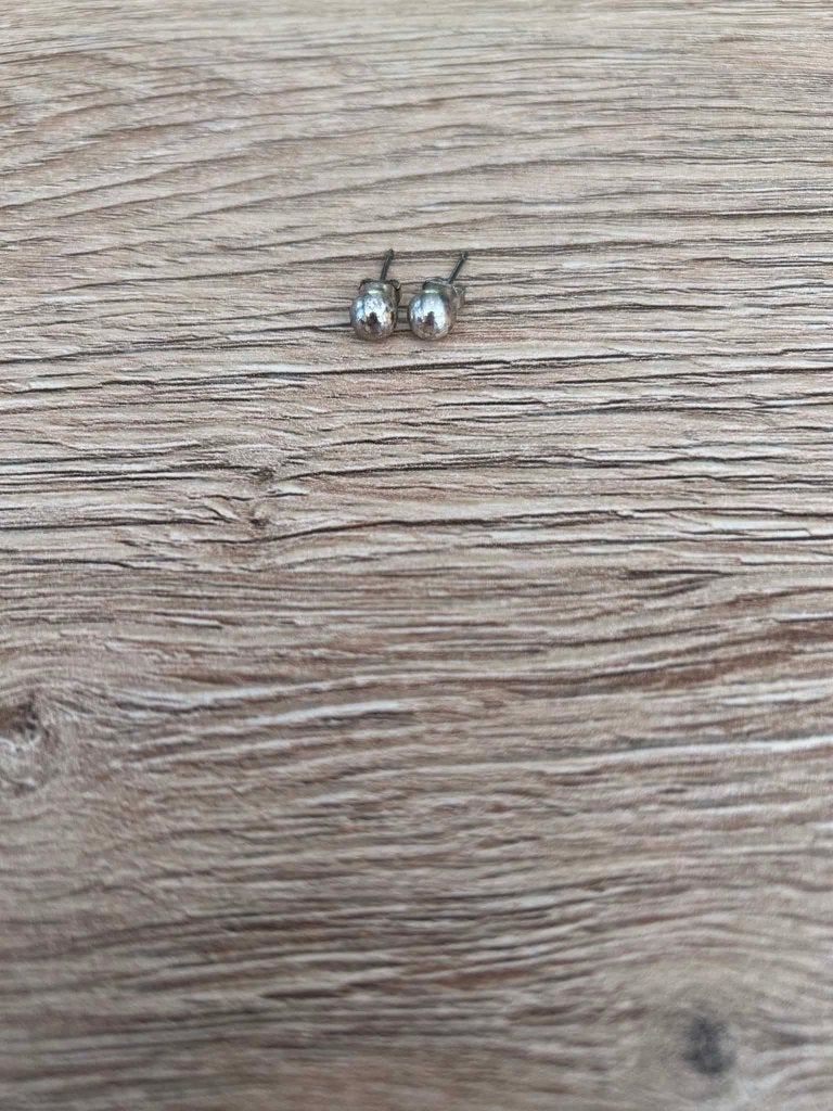 Boucle d’oreille très petite boule argenté, Handtassen en Accessoires, Oorbellen, Ophalen, Zo goed als nieuw, Knopjes of Stekers