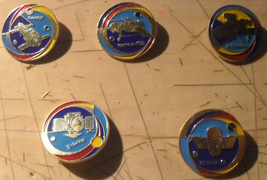 Insignes russes "Satellites", Collections, Collections Autre, Enlèvement ou Envoi
