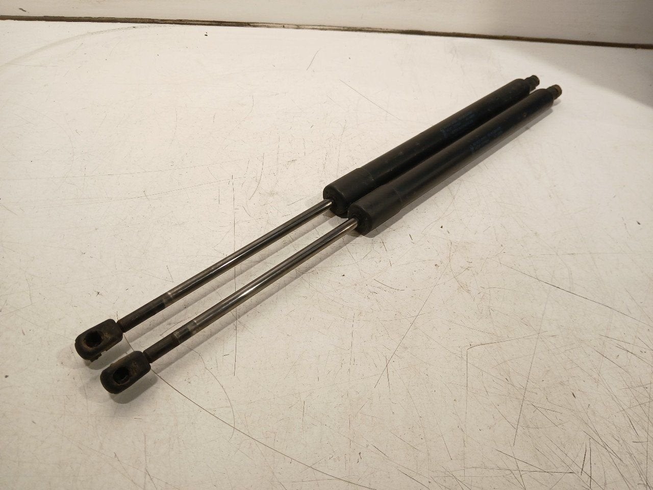Gasdrukveerset achter Ford Tourneo, Onderdelen@venauto.nl, Van der Ven Autorecycling B.V., Gebruikt, Ettenseweg 76, 4706 PB Roosendaal, The Netherlands