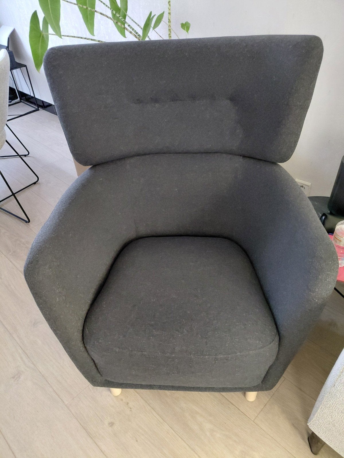 antracietgrijze fauteuil met houten pootjes, Enlèvement