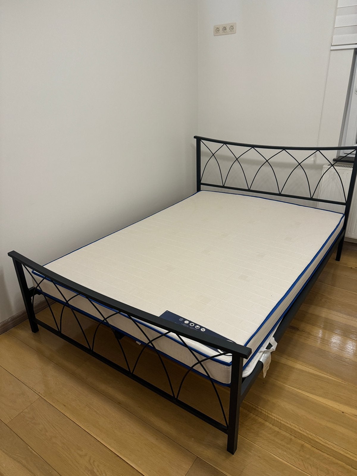 Lit double 160x200 cm + matelas, Ophalen, Zo goed als nieuw, Zwart, Metaal