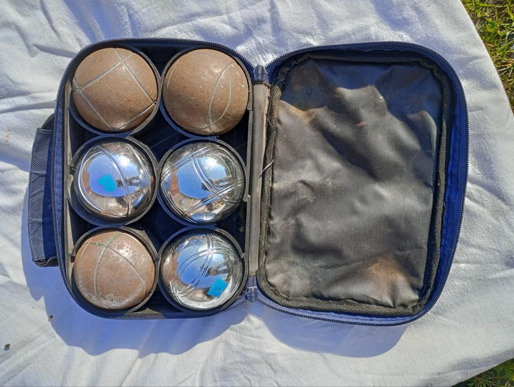 Boules de pétanque en métal, Enlèvement