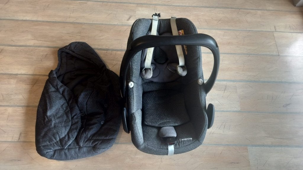 Maxi-Cosi Pebble babyschelp 0-13 kg met voetenzak, Ophalen, Autogordel of Isofix, Gebruikt, 0 t/m 13 kg