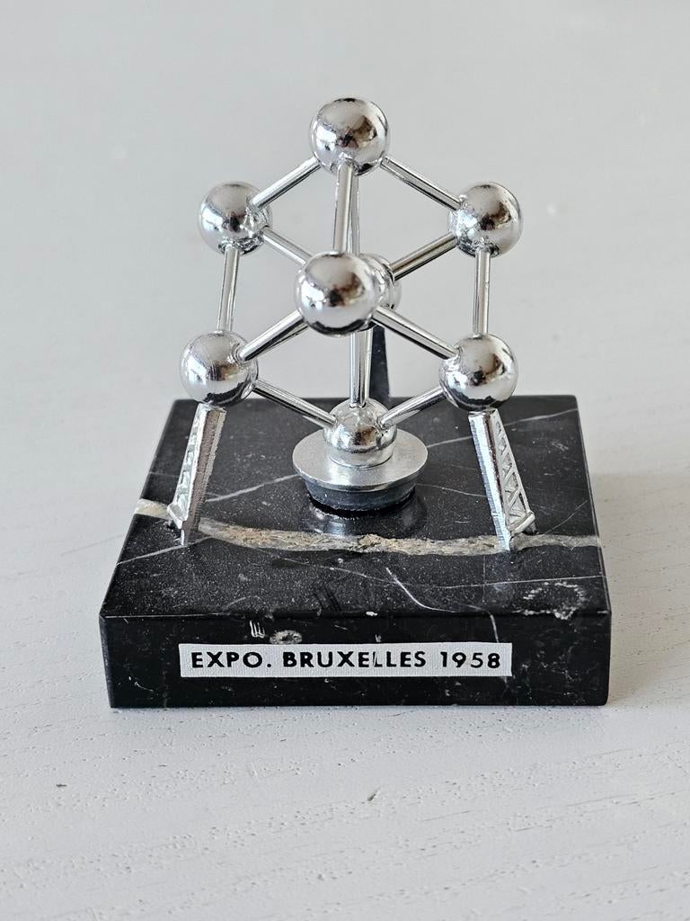 Art Deco atomium beeldje van chroom op marmeren voet., Enlèvement ou Envoi