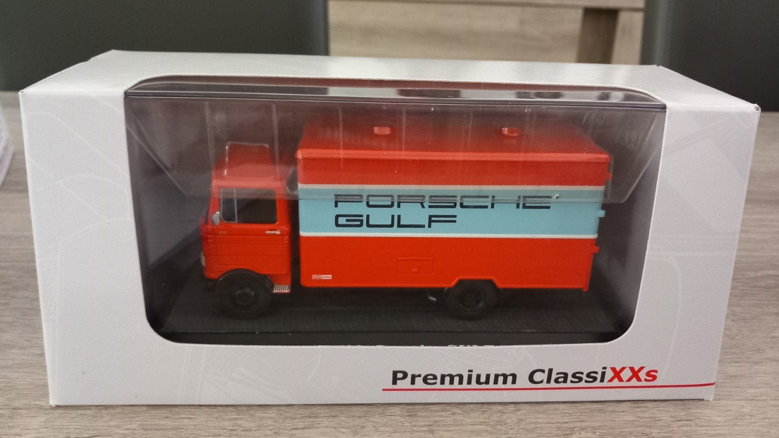 Premium ClassiXXs Mercedes LP 608 Porsche Gulf 1:43, Hobby en Vrije tijd, Modelauto's | 1:43, Ophalen