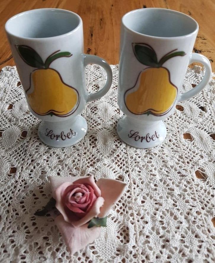 2 Vintage sorbet bekers met gele peren, Kronester, Bavaria, Maison & Meubles, Cuisine | Vaisselle, -, Comme neuf, Autres types