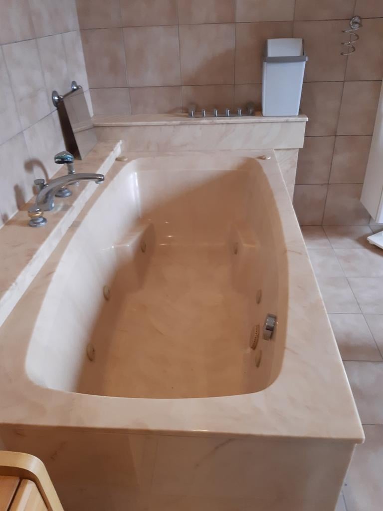 Bubbelbad in marmer tel /0496 515274, Huis en Inrichting, Ophalen