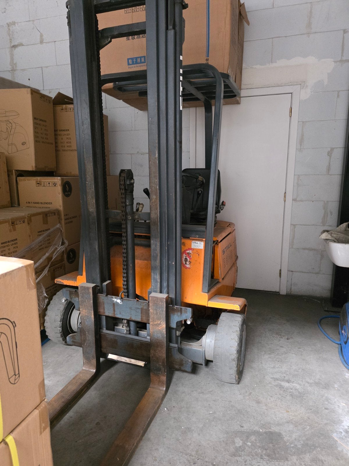 1 forklift and 1 transpallet ., Zakelijke goederen, Machines en Bouw | Heftrucks en Intern transport, Ophalen