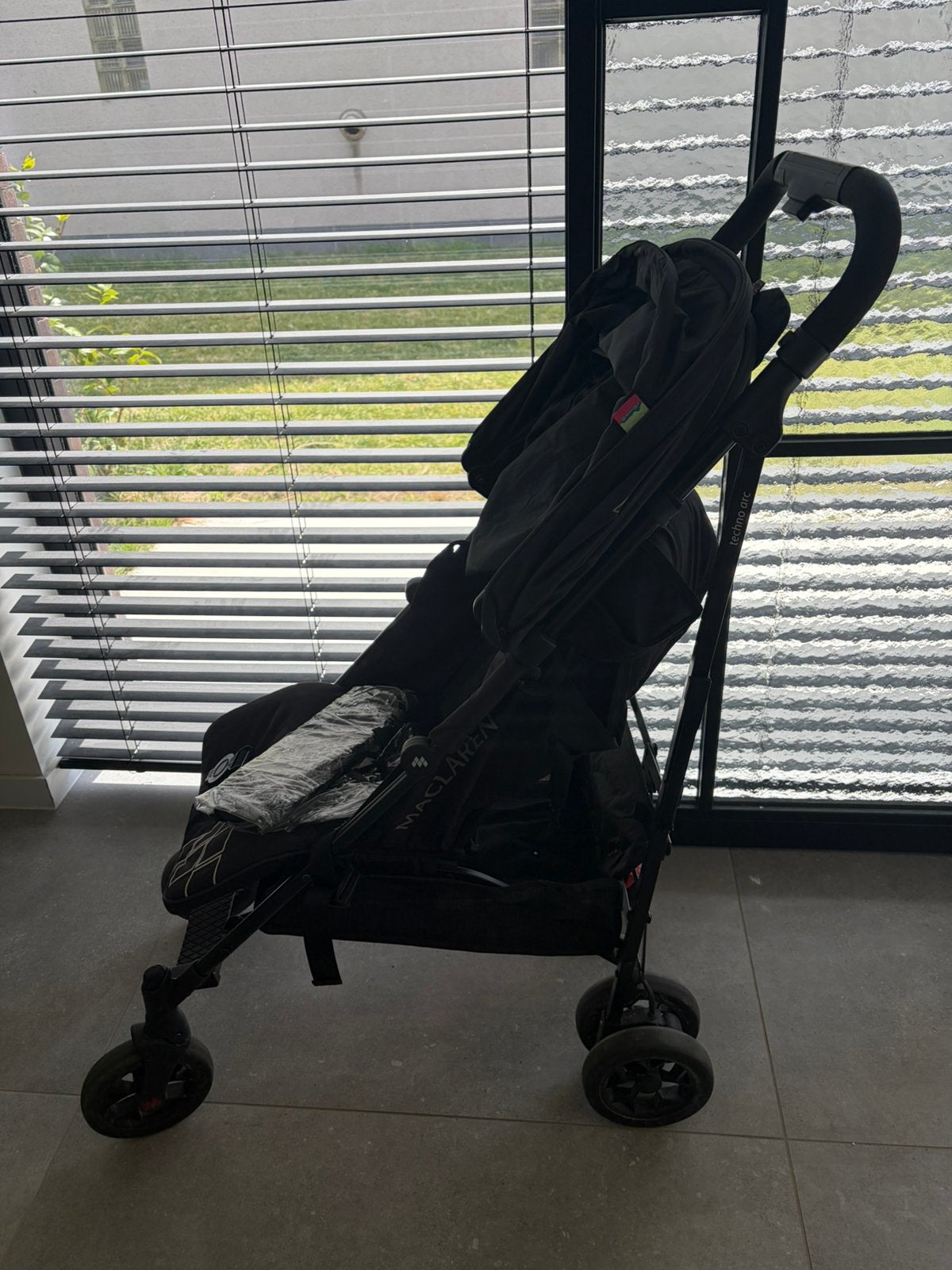 Maclaren techno arc buggy zwart, Enfants & Bébés, Buggys, Enlèvement, Comme neuf, Maclaren, Protection de pluie