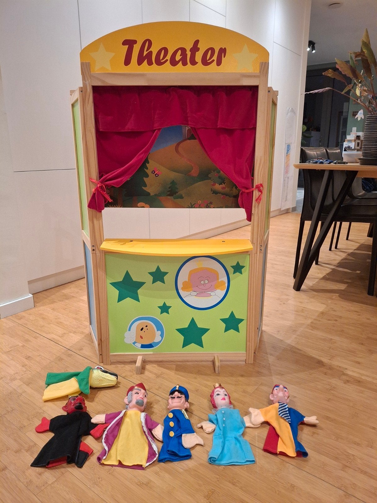 Poppenkast met handpoppen, Ophalen, Gebruikt, Hout