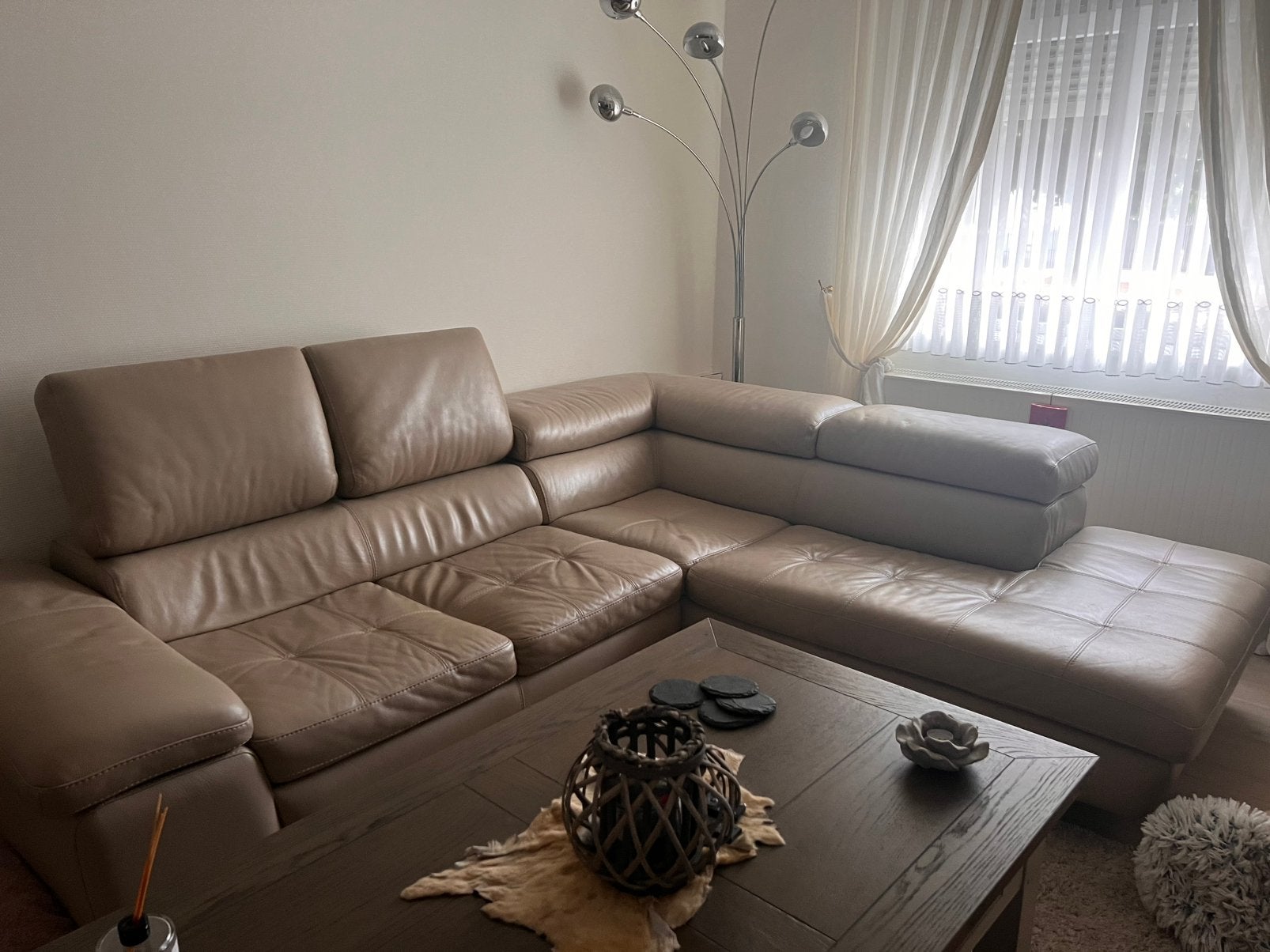 Hoeksalon met verstelbare kussen in Taupe kleur, Huis en Inrichting, Ophalen, Gebruikt, Leer