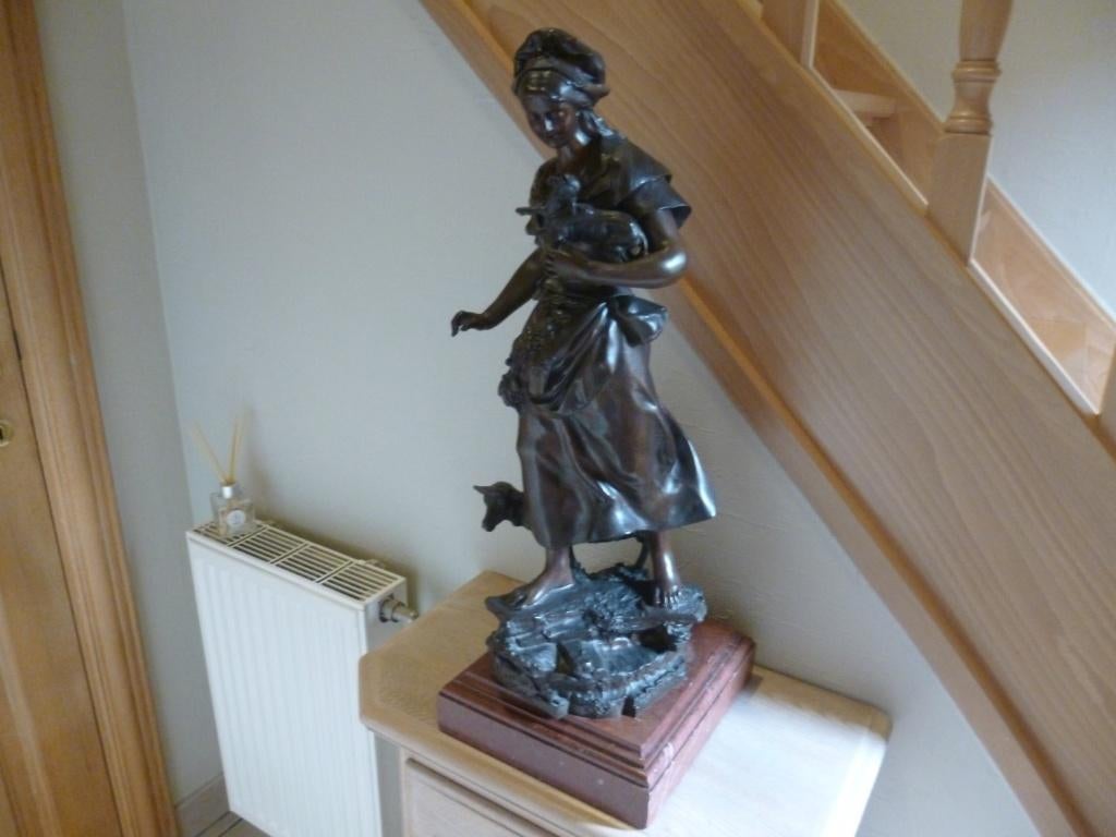 antiek mooi bronzen beeld : vrouw met geit Auguste De Wever, Ophalen, Beeld, Vrouw