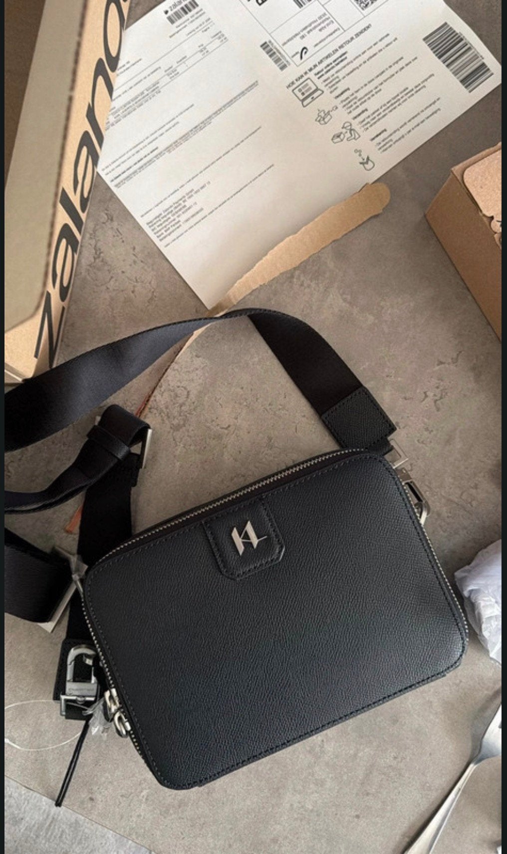 Karl Lagerfeld schoudertas mannen! Nieuwstaat!!, Bijoux, Sacs & Beauté, Enlèvement ou Envoi, Comme neuf