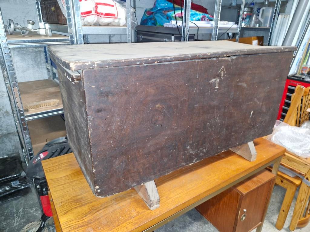 Coffre ancien brun foncé, Enlèvement