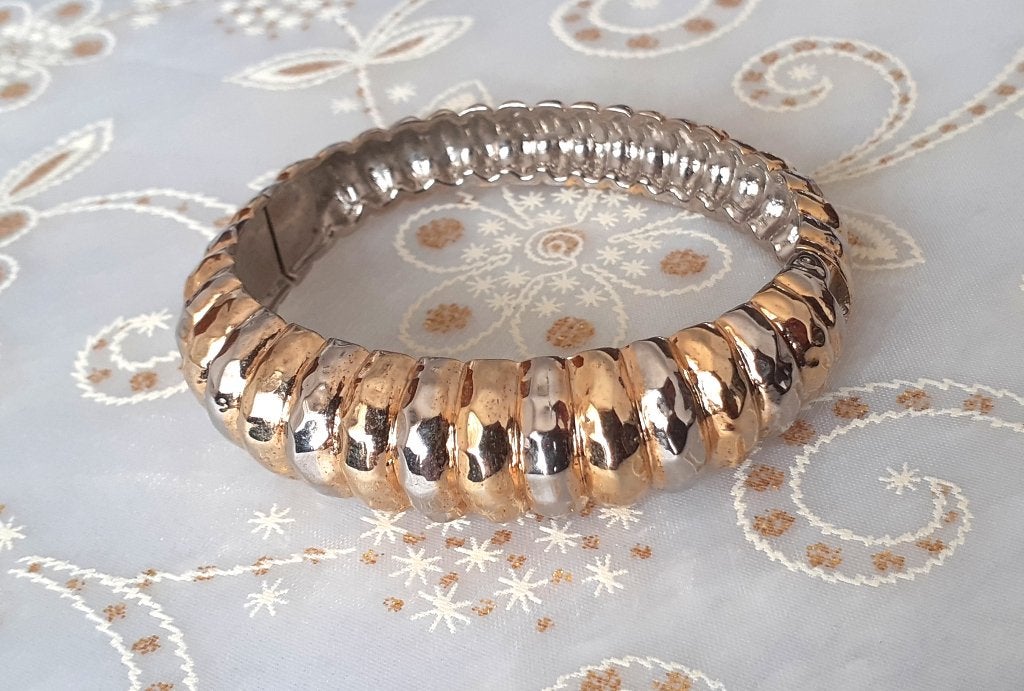 cuff armband vintage goud en zilver geribbeld, Handtassen en Accessoires, Armbanden, Nieuw, Overige materialen, Goud, Ophalen of Verzenden