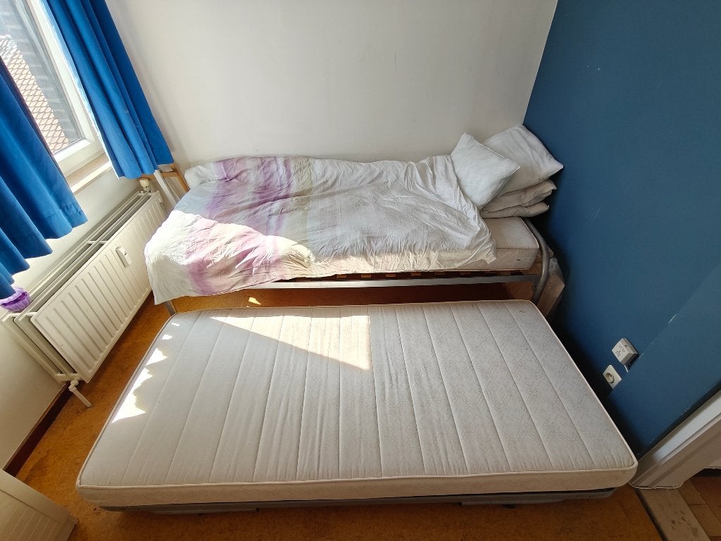 Bed met logeerbed, Huis en Inrichting, Slaapkamer | Bedden, Ophalen, Gebruikt, 90 cm, Eenpersoons