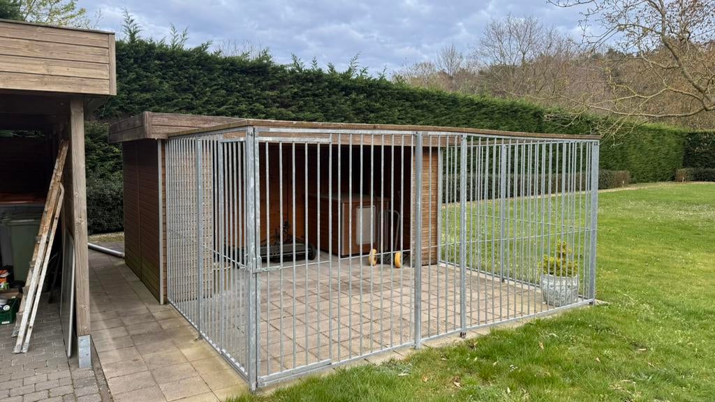 Honderen met buiten en binnenhok, Dieren en Toebehoren