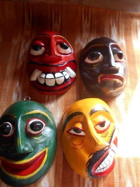4 masques en bois, Sri Lanka, Antiquités & Art, Art | Art non-occidental, Peint, Brun, Inde, Enlèvement ou Envoi
