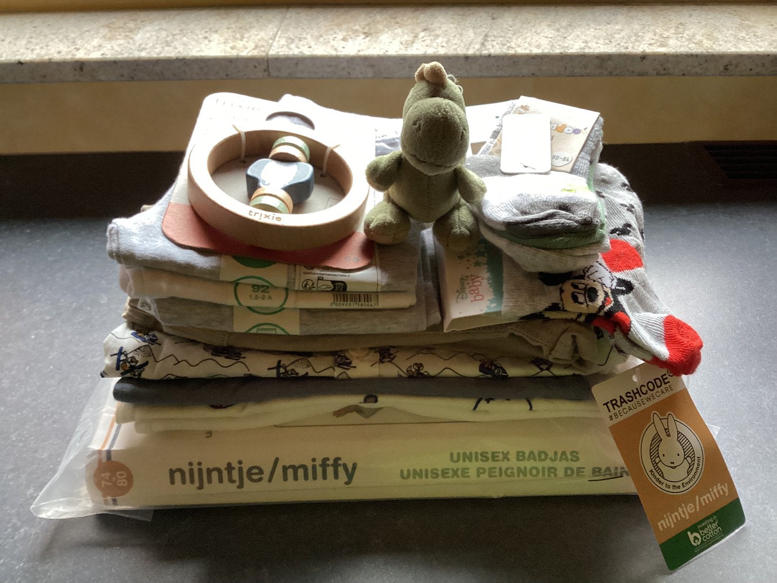 Babykleertjes en 2 speeltjes. Nieuw., Ophalen, Nieuw