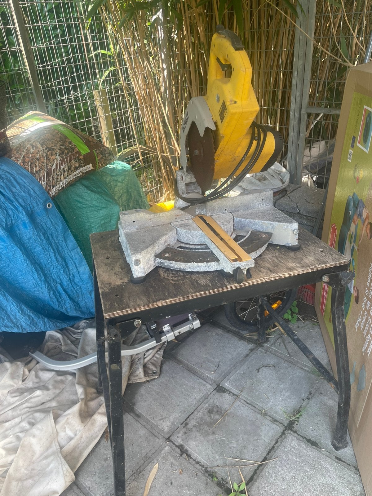 DeWalt verstekzaag / afkortzaag DW851 – werkend, Ophalen, Afkortzaag