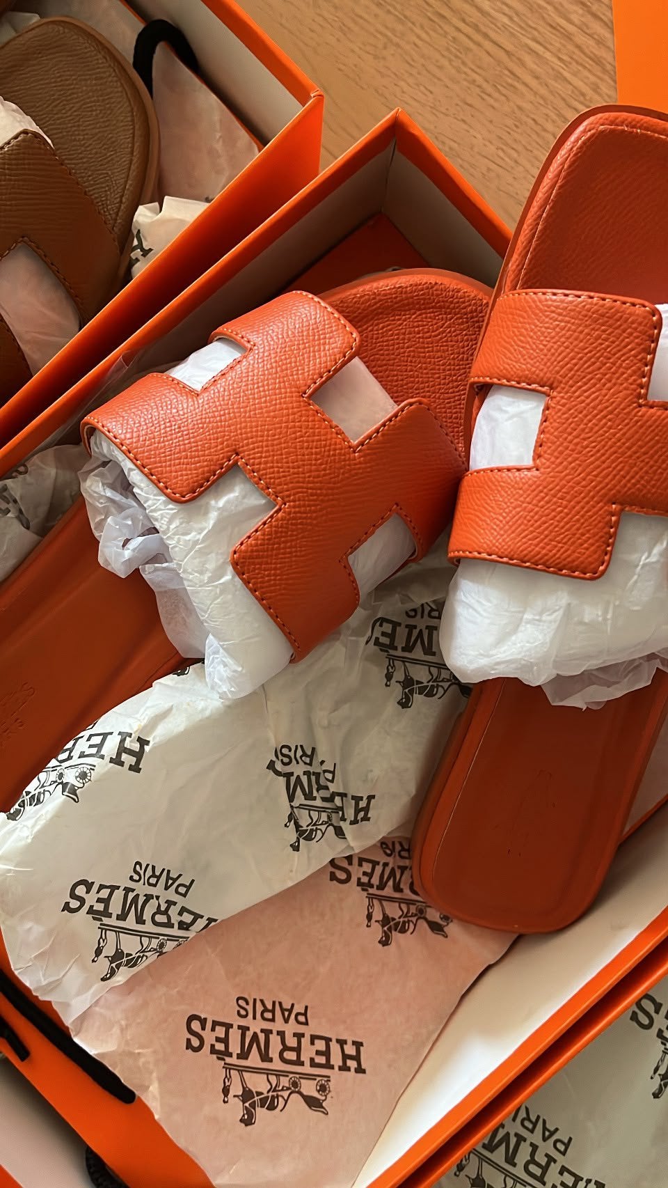 Hermes oranje teenslippers, Ophalen of Verzenden, Zo goed als nieuw