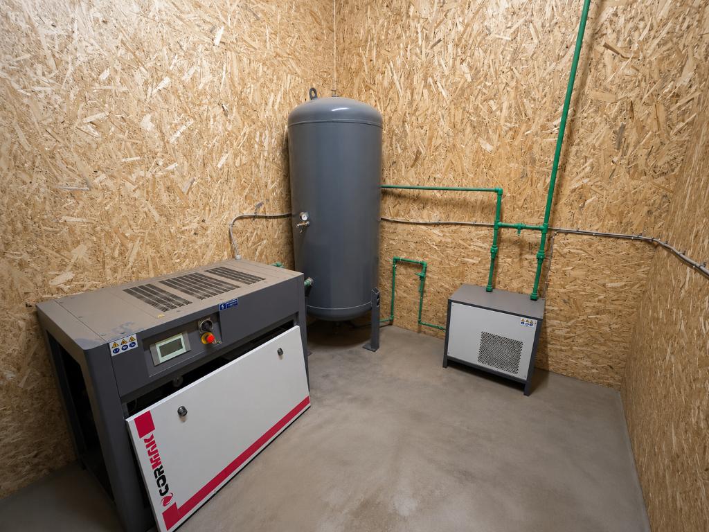 Industriële schroefcompressor set met luchtdroger en drukvat, Articles professionnels, Machines & Construction | Pompes & Compresseurs