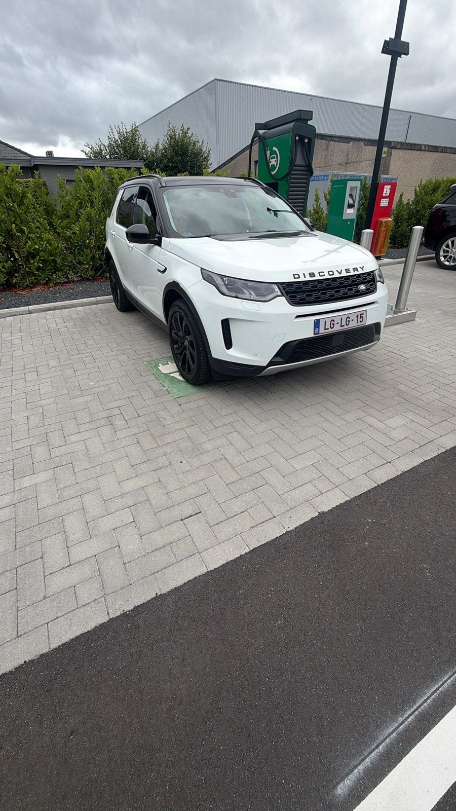 Discovery 2020 plug hybrid p300e 1.5 benzene motor, Auto's, Automaat, Discovery Sport, Wit, Leder