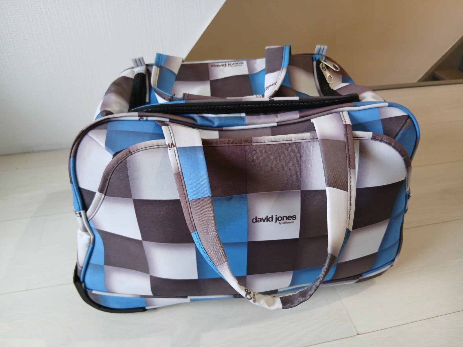 sac de voyage sur roulettes David Jones, Bijoux, Sacs & Beauté, 30 cm ou plus, Moins de 35 cm, Comme neuf, Enlèvement