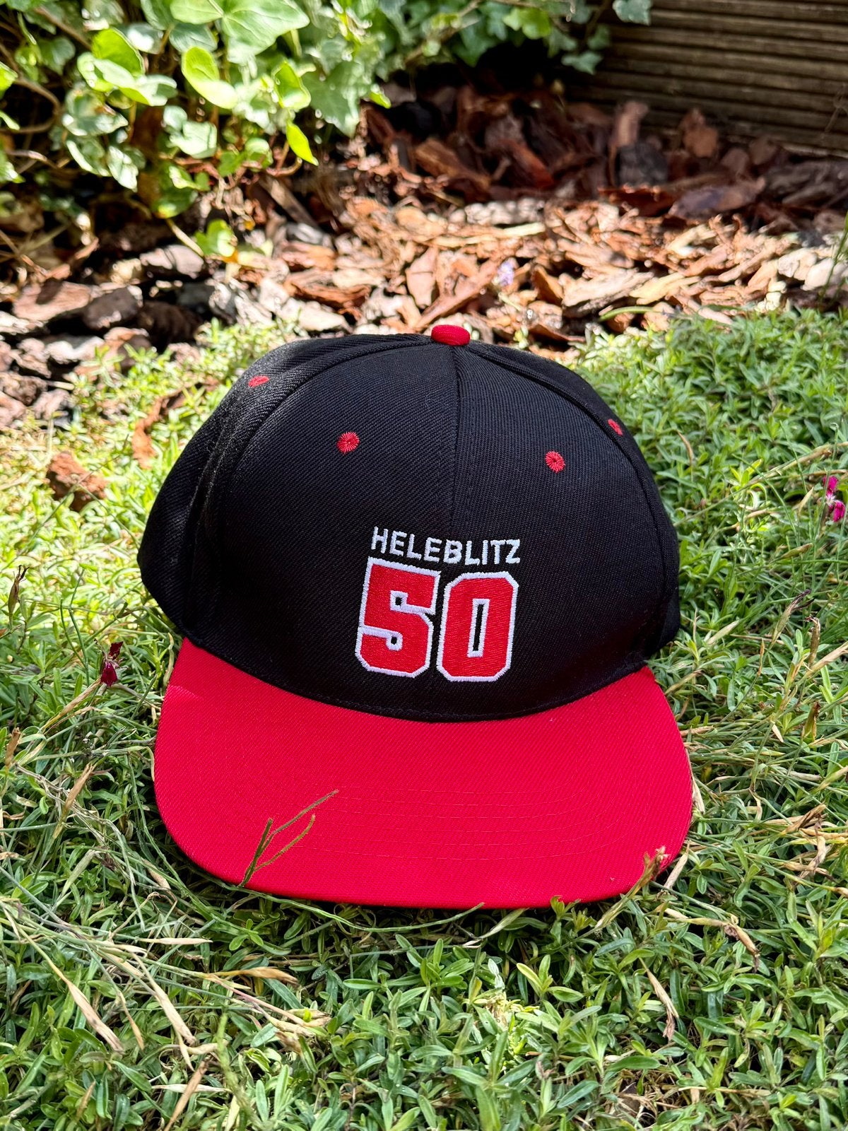 Casquette snapback Heleblitz 50 noir/rouge, Enlèvement ou Envoi, Comme neuf, One size fits all, Casquette