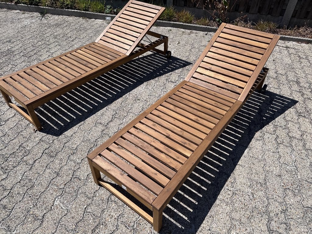 2 IKEA NÄMMARÖ ligbedden met kussens — acacia, op wielen, Ophalen, Zo goed als nieuw, Hout, Verstelbaar